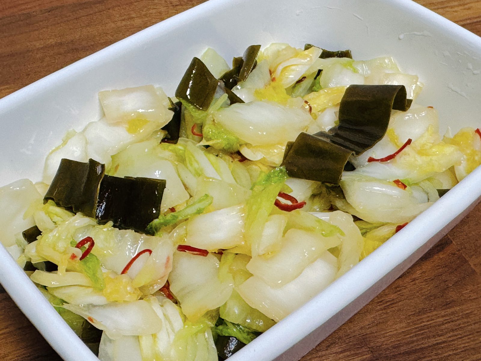 白菜に昆布と唐辛子を合わせた一品